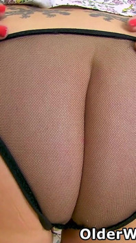 İngiltere'den sarışın gilf sapphire louise seksi siyah külotlu ve beyaz taytlı ateşli görünüyor
