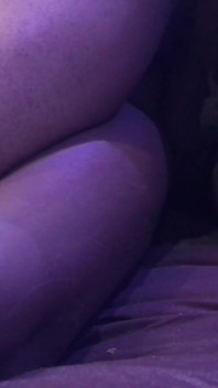 우아한 백샷 순간을 즐기는 핫한 겸둥이 여신