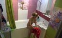 Milfs and Teens: Une jeune blonde aux seins magnifiques prend une douche