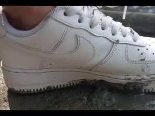 Jon Arteen: Jon Arteen juega en el barro con sus nuevas zapatillas...