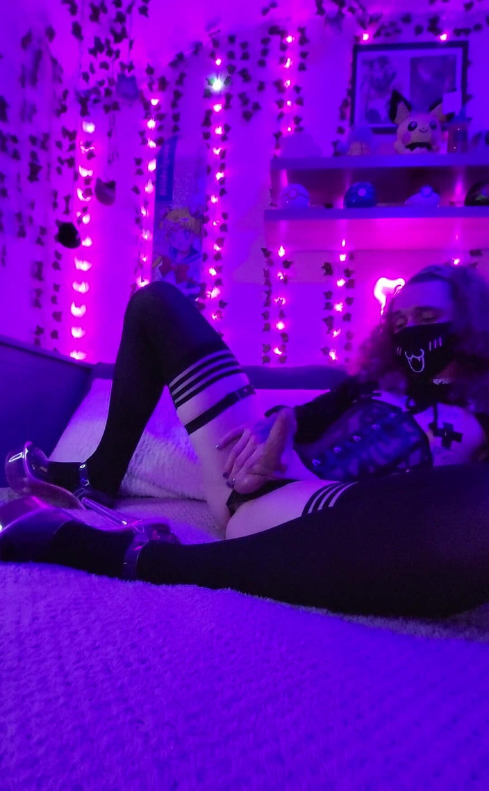 SashaSuxxx: Lockiger femboy spielt mit Pp