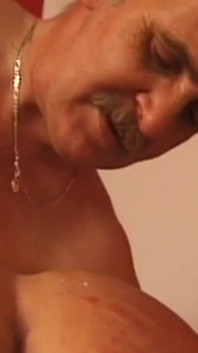 Une MILF brune mature prend une bougie au fond du cul