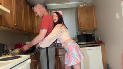 EmoDream1998: Svádím nevlastního tátu, zatímco on vaří večeři