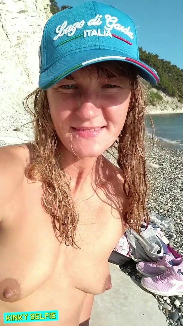 Sasha Bikeyeva: Kinky selfie - echt amateur kinky nudistenpaar op het strand