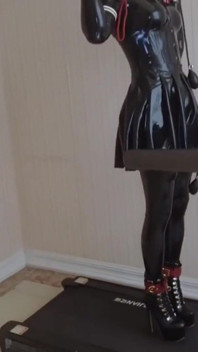 Mz24 - 一个被绑在跑步机上的女孩，有金属束缚和桎梏