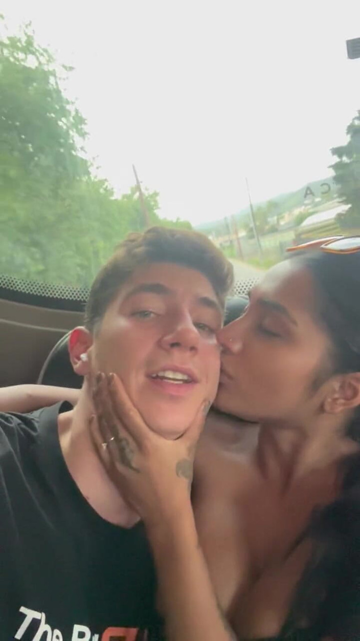 Yasmina and Brady: Eşim Otobüste Bana Harika Bir Oral Seks Yaptı - Yasmina Khan