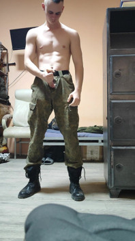 Un militaire jouit