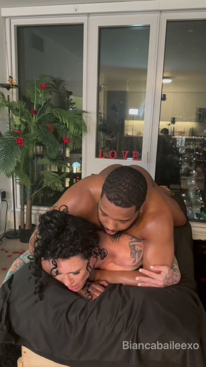 Bianca Bailee: クローズアップの官能的なマッサージとホットなセックス W ハッピーエンド