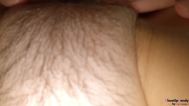 CloseUpCandy: Jíst sladkou neoholenou kundičku až do stříkajícího orgasmu - extrémní zblízka...