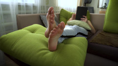 Teasecombo 4K: Fată sexy tachinându-și picioarele sexy, amatoare reală, filmare de acasă