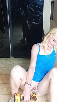 Gorąca blondynka 18-letnia laska jebanie samochód Rc z wibratorem