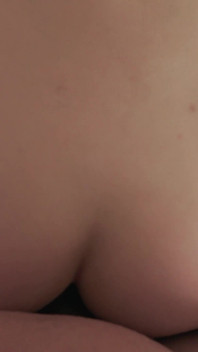 Se cuela en la ducha de mujeres y se folla a la pequeña asiática