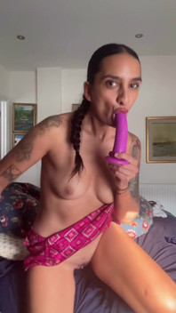 Muncrat ke seluruh dildo merah mudaku