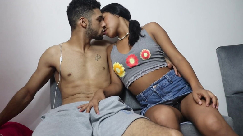 Perlahot69: Em primeiro plano | Bela morena meia-irmã quer perder a virgindade