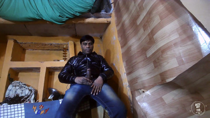 Desiboy110Ankit: Chlapec čůrá na obličej a plivá péro masturbuje