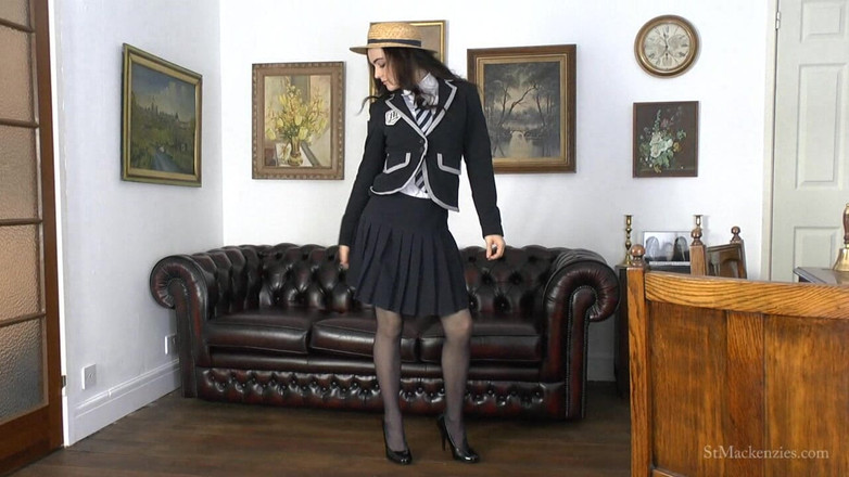 St Mackenzie's Archive: Lola remsor medan hon leker med sin uniform