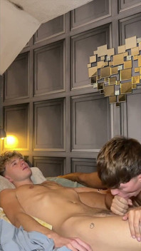 Twinks saje a šuká v hotelovém pokoji