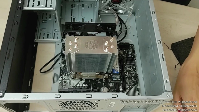 VieraMayXXX: Heiße nerd baut ihren ersten pc oben ohne