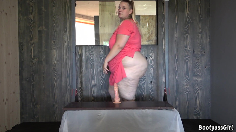 Bootyass Girl: Une fille aux grosses courbes saute sur un gode