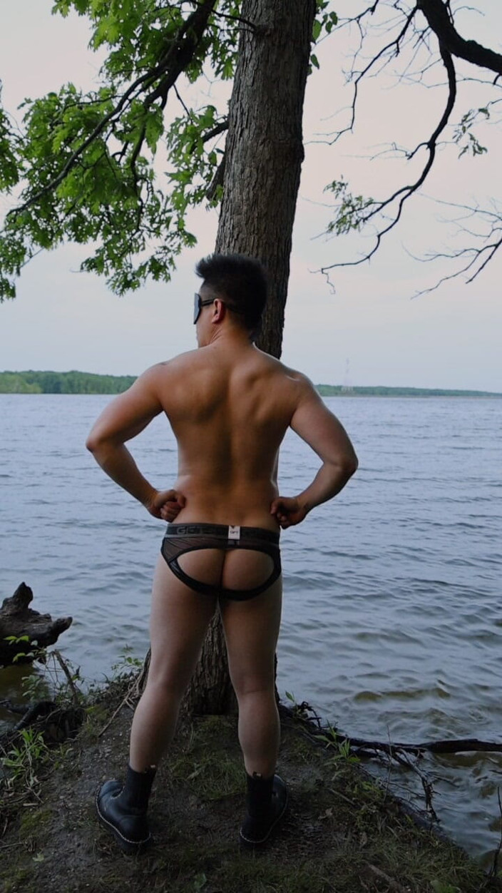 barenakedboy: Adorazione muscolare sul lago che flette il mio bicipite enorme,...