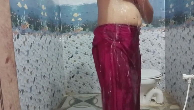 Ankurpriya000: Una giovane indiana fa il bagno nel bagno Petticoat