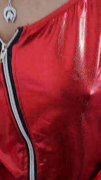 赤い服で興奮している