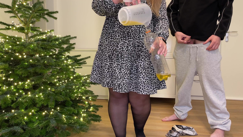 OurFetishLife: सास मेरा लंड पकड़ती है जबकि मैं क्रिसमस ट्री के पास पेशाब करती हूं