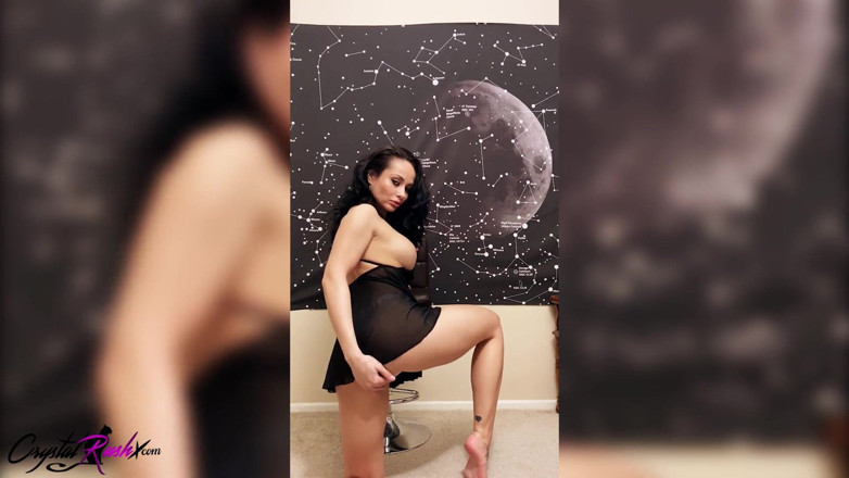 Crystal Rush: Une brune doigte sa chatte mouillée et jouit dans une...