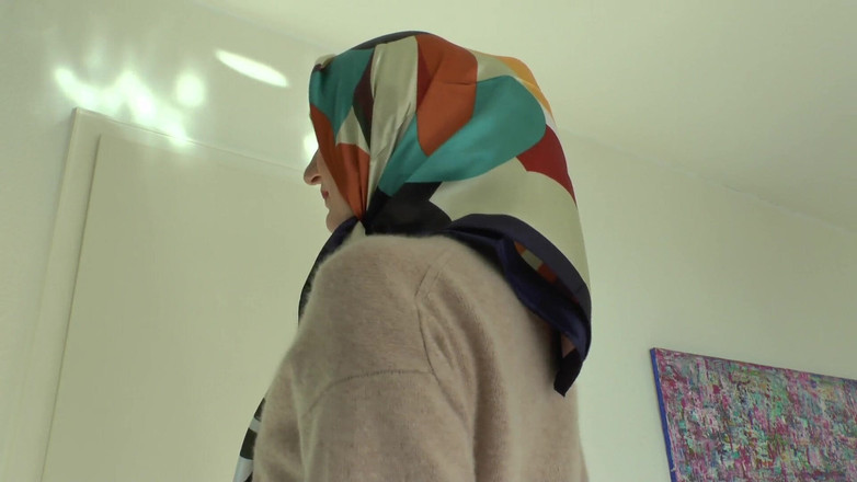 Lady Victoria Valente: सुंदर साटन हेडस्कार्फ प्रदर्शन, हिलाने के निर्देश देने वाली महिला Victoria valente