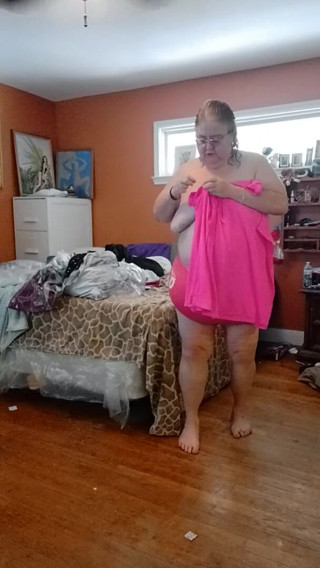 BBW nurse Vicki adventures with friends: Oblékám si růžové kalhotky, růžový top a roztomilé zmrzlinové kraťasy