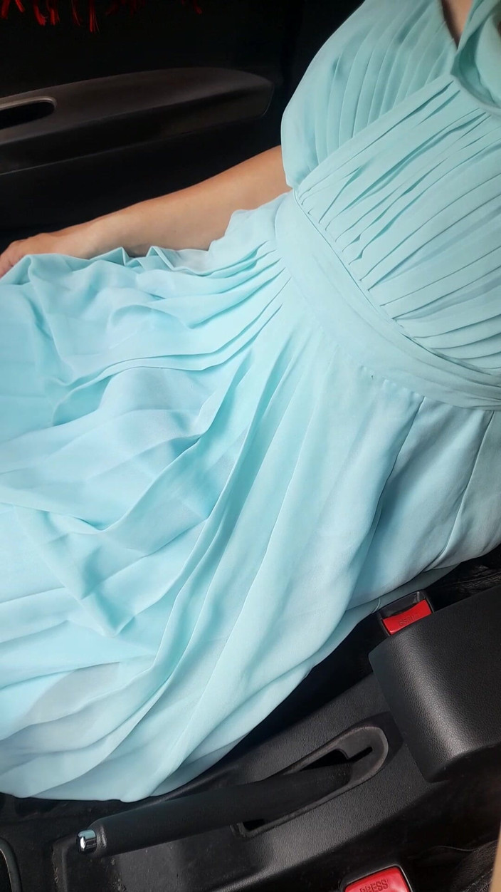 Naomisinka: Porra vestindo vestido de chiffon azul com forro de cetim