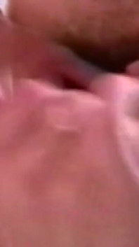 Une MILF brune taille une pipe baveuse en plein air à un étalon