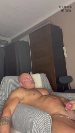 Dexterxxlfun: Spelen met Bodybuilder Dick. Papa zuigt