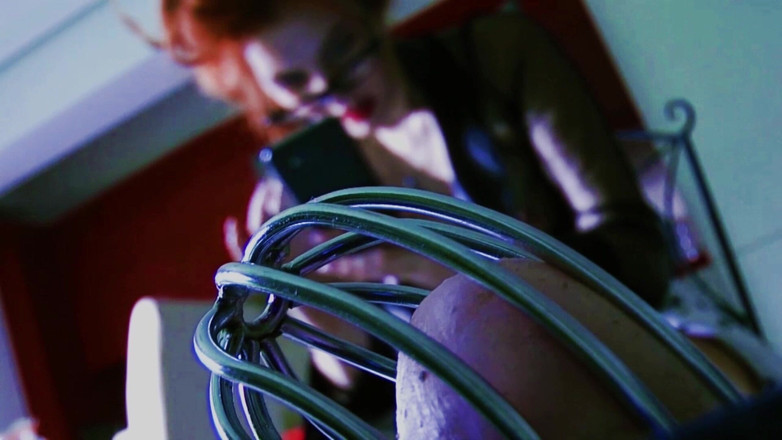 Goddess Celine: バレンタインデーにケージ内で射精