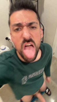 Papi Maduro Pajeandose En Baño Publico