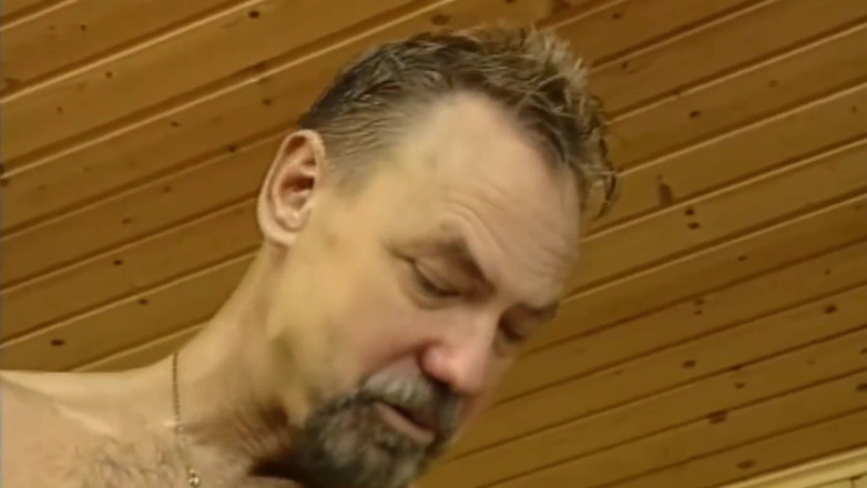 Ben Bones: Une salope pisse sur son visage avant de baiser