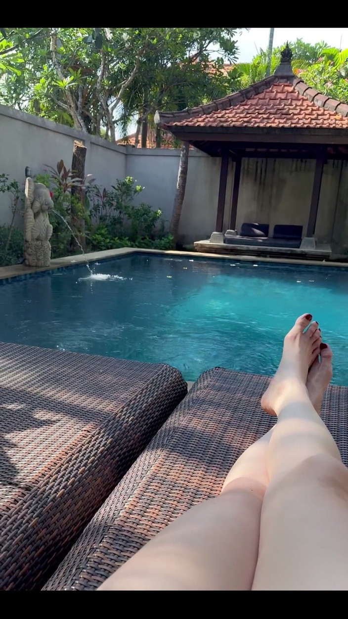 Aerie Rei: Selamat pagi. Video ini khusus untuk para penggemar kaki!