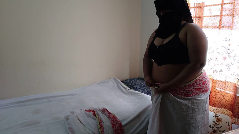 Aria Mia: 当 Rajasthani 裸体胖奶奶洗澡并穿着纱丽服时，孙子变得热辣和操逼 - 床上的巨大精液