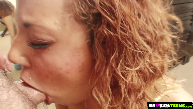 Broken teens: Troia monique fa un pompino con sborrata enorme in faccia