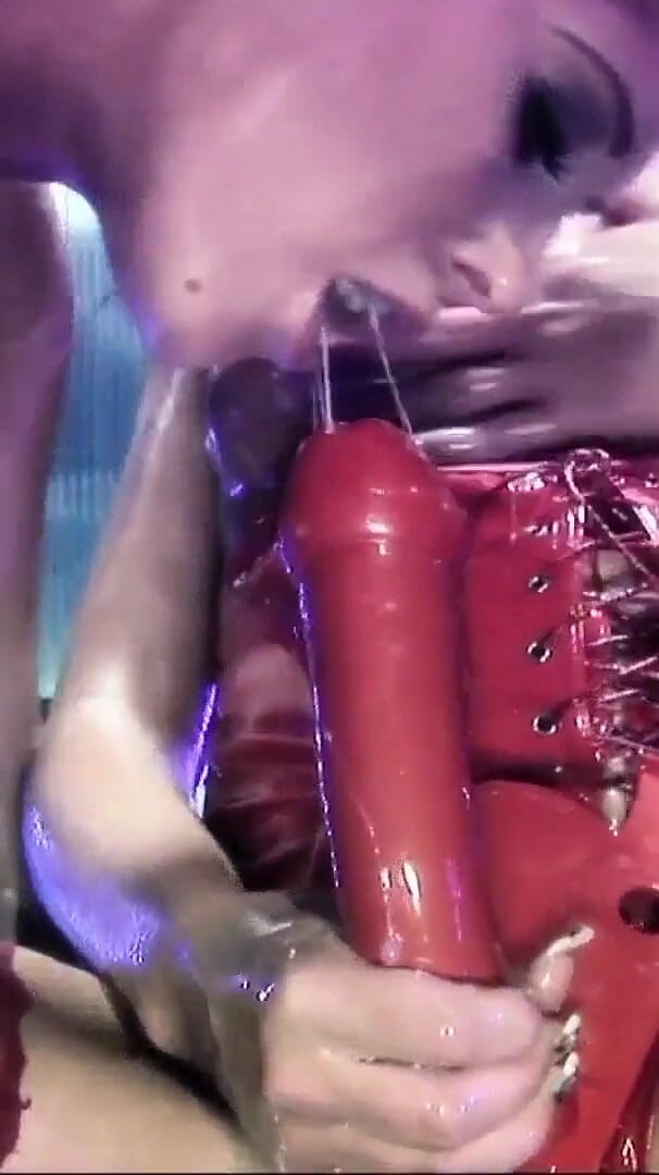 Lesbian dolls: Lolly Badcock ve Amber Leigh arasında lezbiyen baştan çıkarma iki dövmeli...