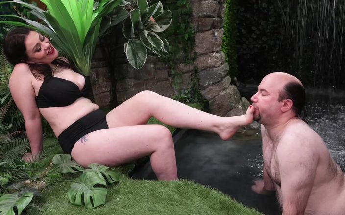 Domestic femdom: Uctívání nohou ve vodopádu