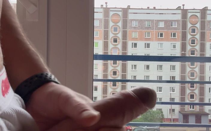 GayDuplo: Masturbándose en el baño del cine