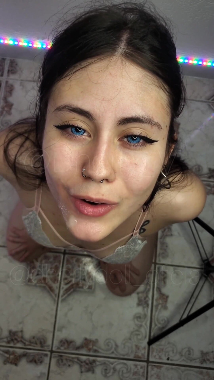 DherlyDoll: Temanku selalu meminjamkan pacarnya untuk mengisi mulutnya dengan spermaku. Dan...