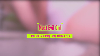 Most Evil Girl: Bragas blancas mojadas meando en el fregadero