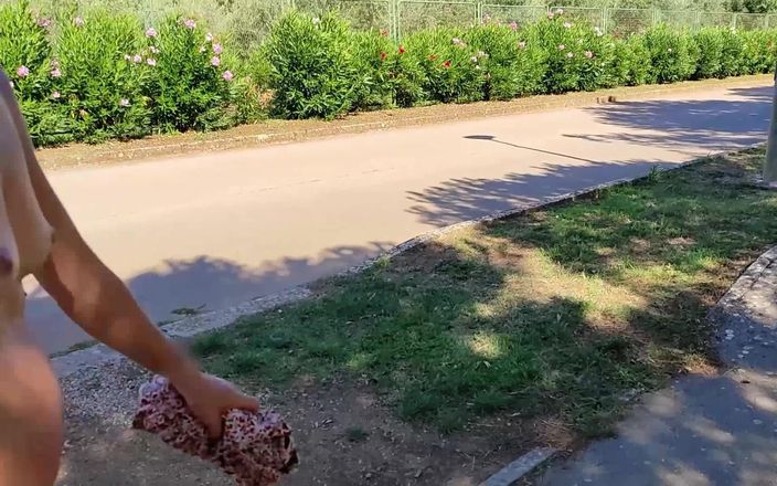 Miss Creamy: Pussy flash - istri eksibisualisku jalang di jalanan di mana banyak...