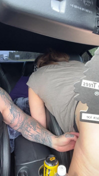 Une salope en voiture jouit 1