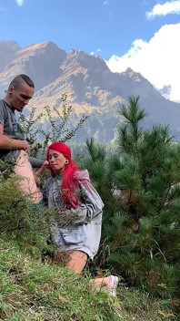 Obciąganie i piesek jebanie dla drobnej rudej na mountain hike