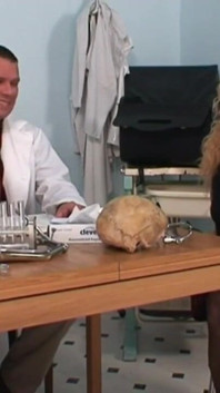 Der arzt muss es mit der neuen krankenschwester versuchen, und dieser blondine wird gefickt, um eingestellt zu werden