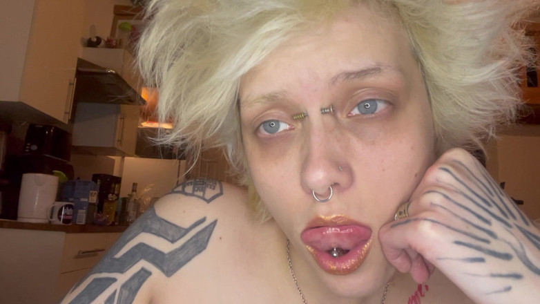 Glitterqueen1999: Gótica menina fetiche por batom fumando um cigarro