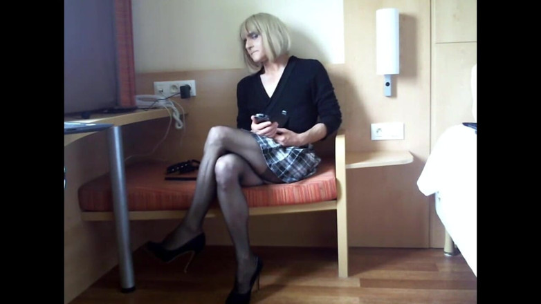 Faustine: Travestiet Faustine telefoon naar vriendje.